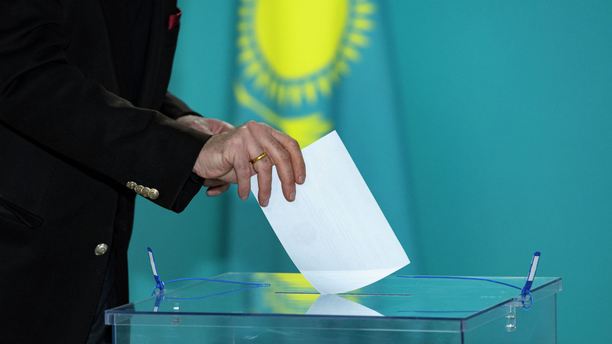 Больше женщин и молодежи: в закон о выборах в Казахстане внесут изменения